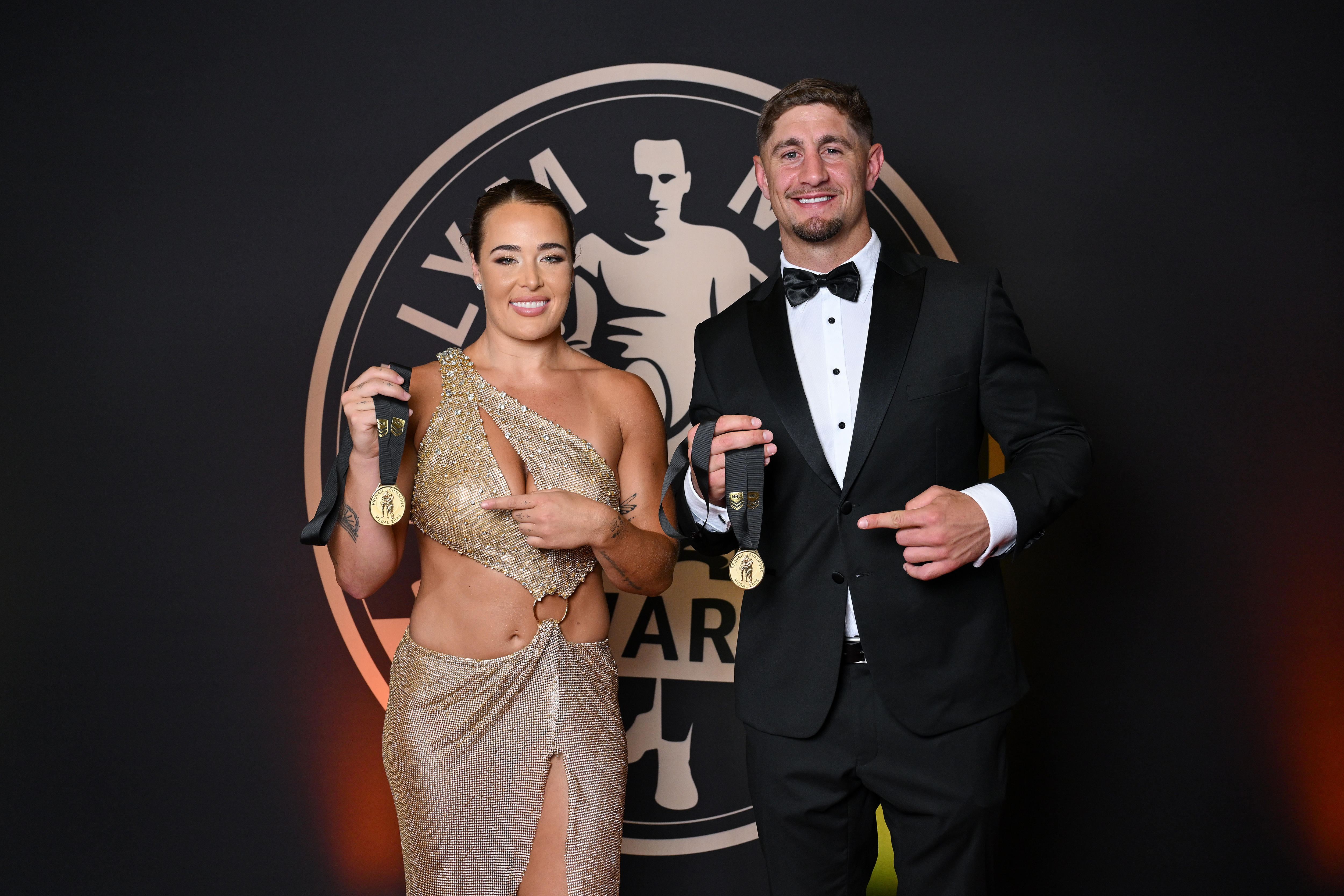 Zac Lomax e Isabelle Kelly segurando suas medalhas