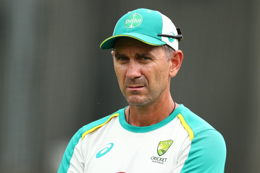 Justin Langer observa durante una sesión de práctica del escuadrón australiano Ashes