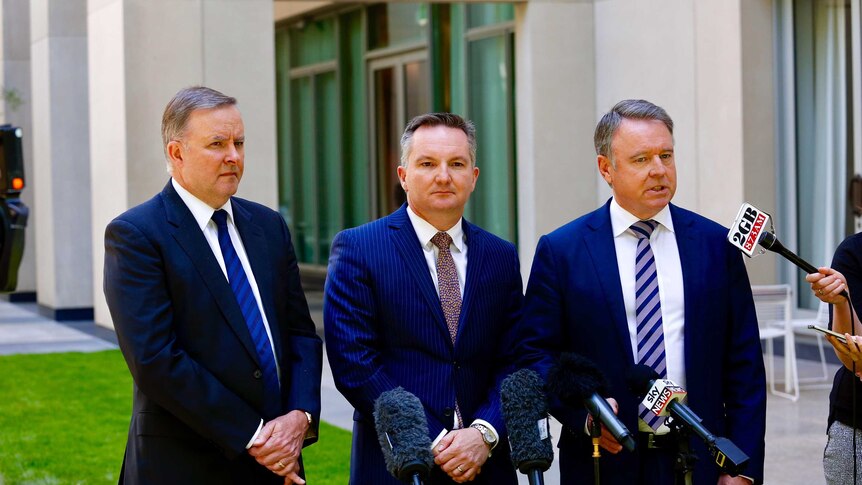(L-R) Anthony Albanese, Chris Bowen and Joel Fitzgibbon speak to press outside Parliament House, December 1, 2016.
