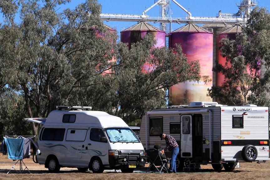 Touristes campant dans la ville de Thallon dans l'arrière-pays du Queensland
