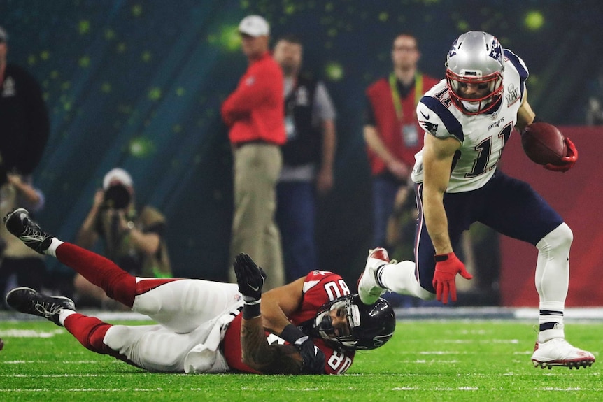 New England Patriots' Julian Edelman breaks away from Atlanta Falcons' Levine Toilolo