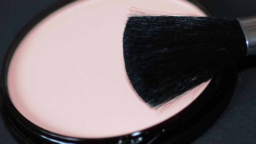 Face Powder with Applicator Brush.