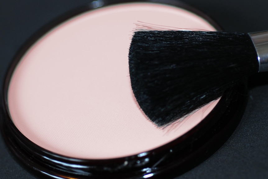 Face Powder with Applicator Brush.