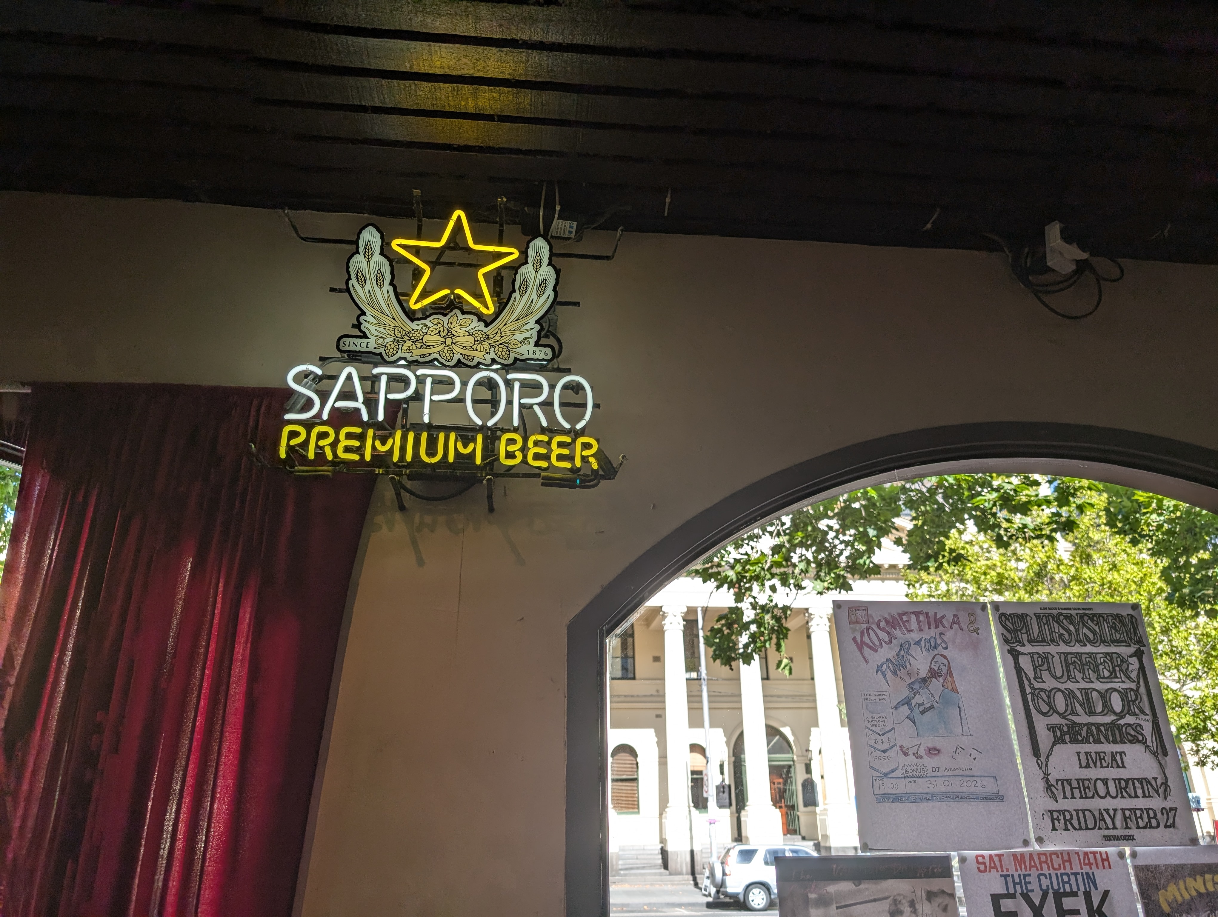 Un cartel fluorescente en un pub de Melbourne anuncia 