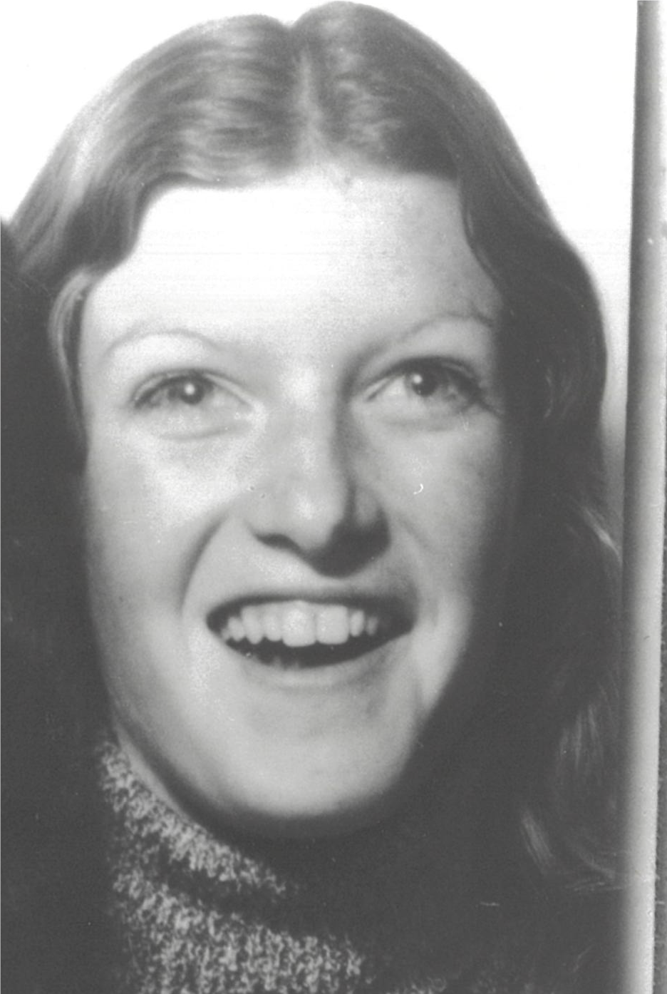 Ein Schwarz-Weiß-Foto einer lächelnden jungen Frau. 