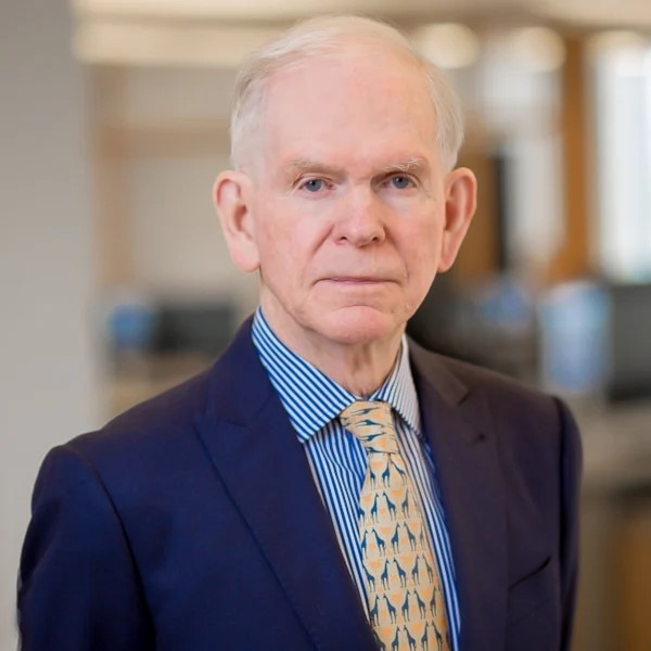 Jeremy Grantham en costume-cravate regardant directement la caméra.