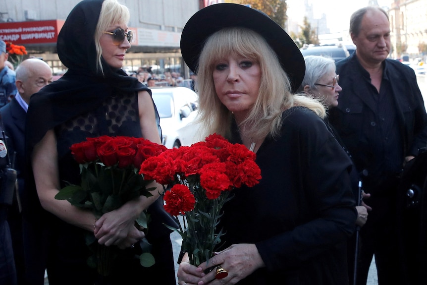 Alla Pugacheva tient des fleurs