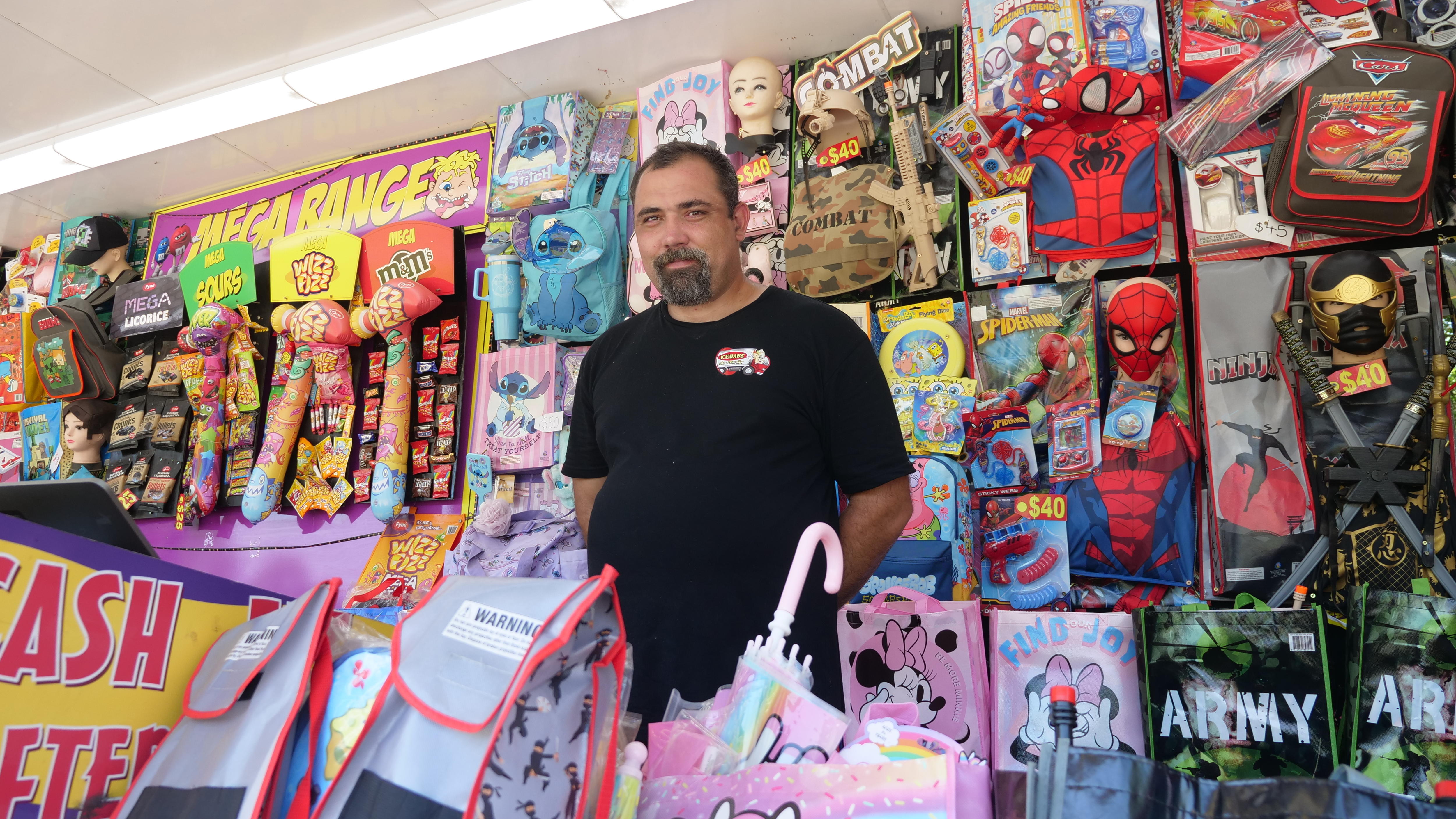 Un hombre está en un camión de reparto. 