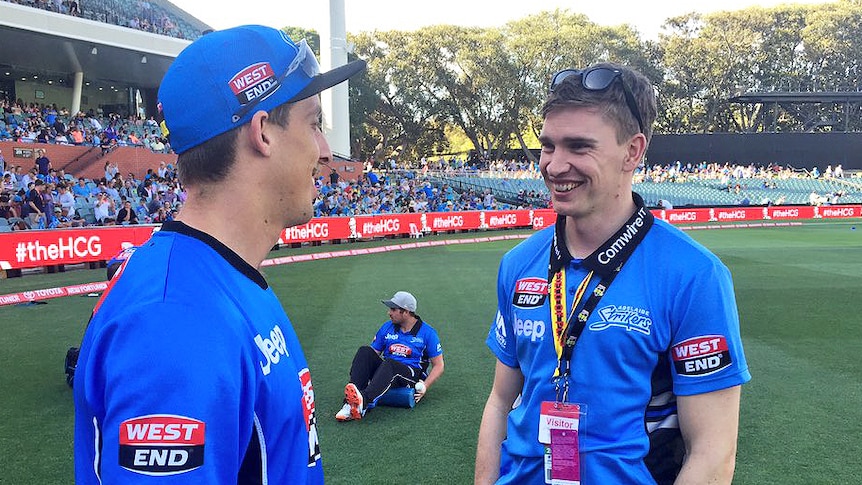 Brendan Maher gets cricket tips from the Adelaide Strikers