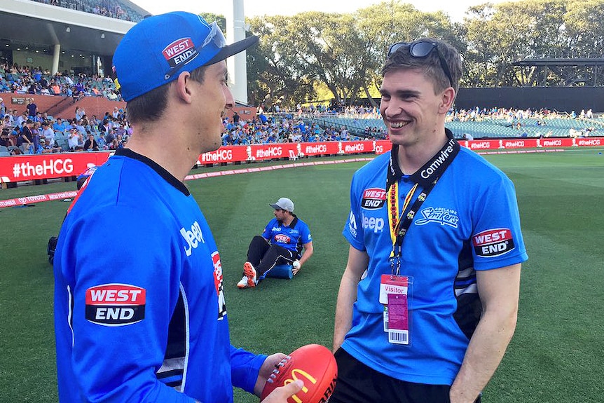 Brendan Maher gets cricket tips from the Adelaide Strikers
