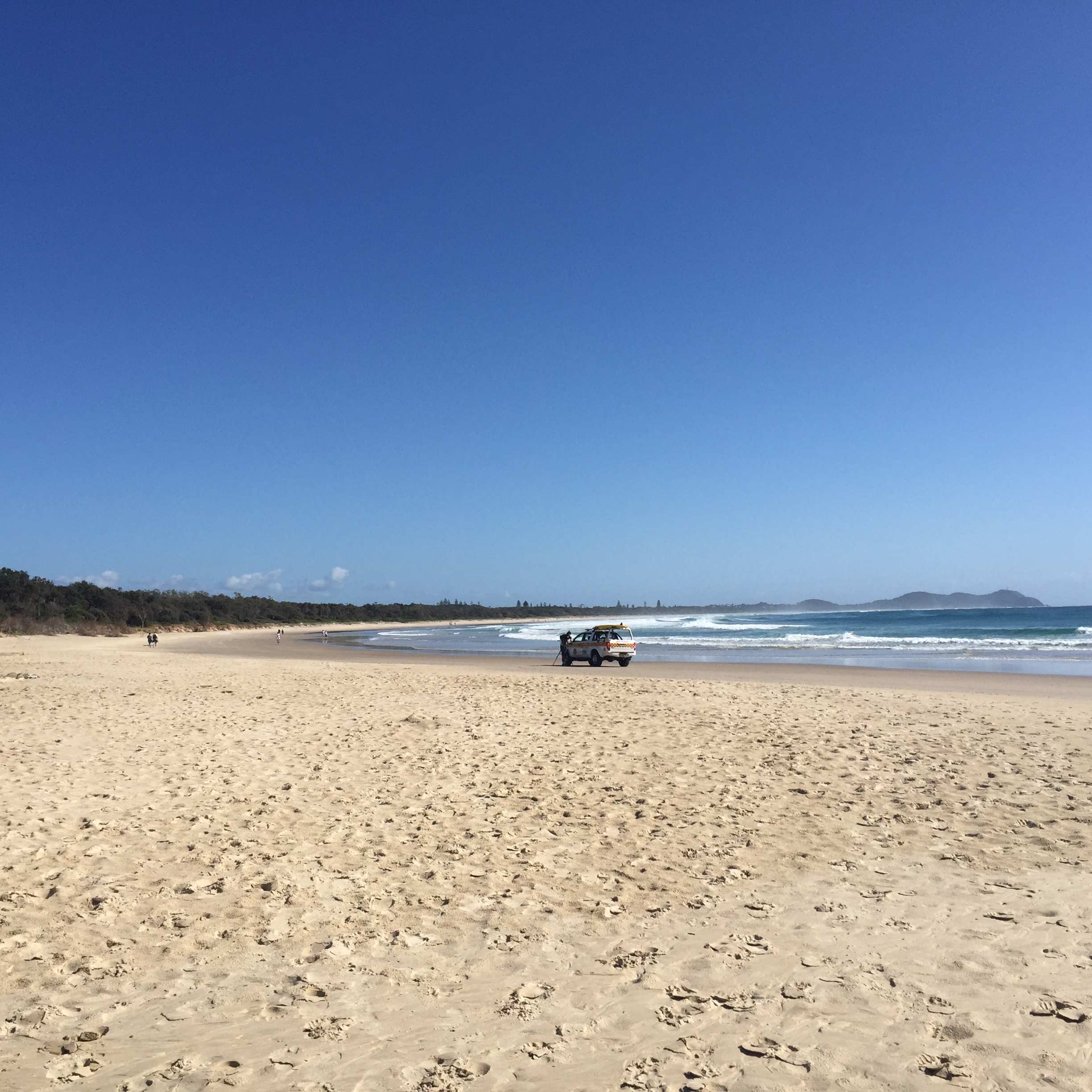Shark attacks surfer off Byron Bay; man bitten on leg and beach closed