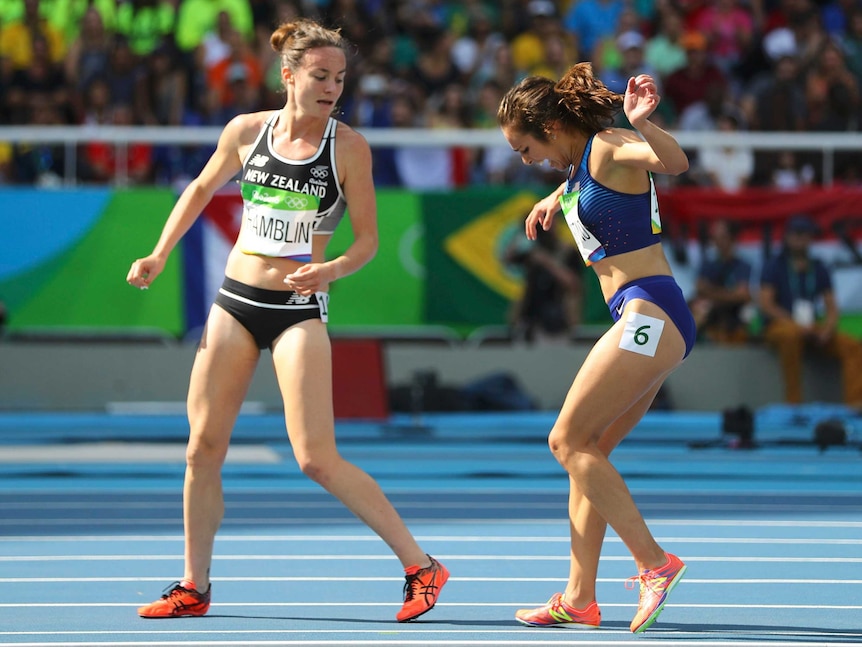 Hamblin stops running during the race to help D'Agostino.