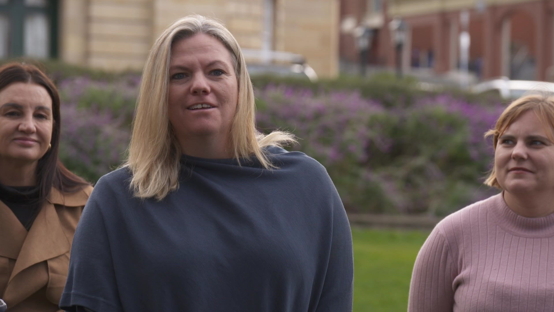 Rebekah Pentland, con Jacqui Lambie y Miriam Beswick.