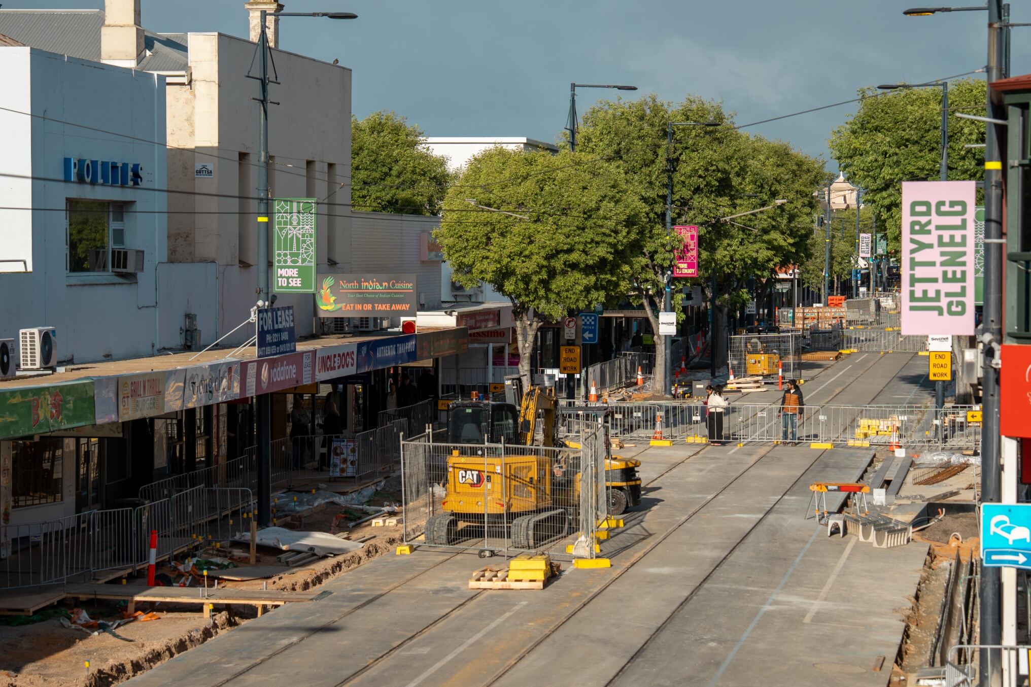 Imagem aérea da linha de bonde e obras rodoviárias na Jetty Road