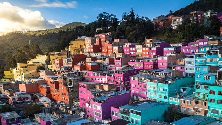 Colourful houses in the Los Puentes neighbourhood of Bogotá, Colombia (Pexels: Enrique Hoyos)