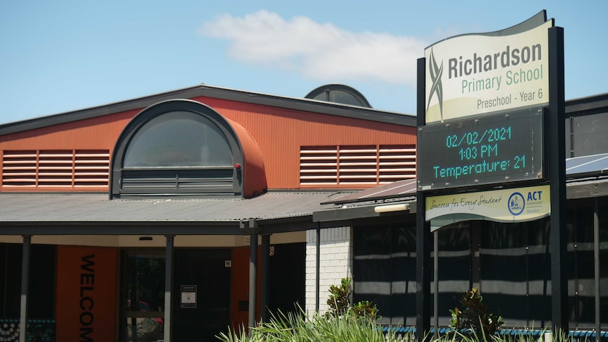 A school sign welcoming people to Richardson Primary School.