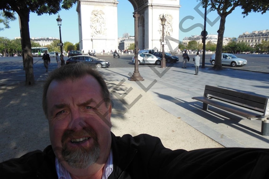 Paul Tully prend un selfie sur les Champs Elysées à Paris en 2012.