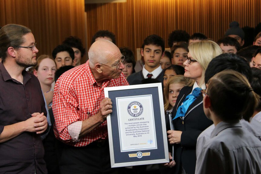 Dr Karl Kruszelnicki accepts the Guiness World Record