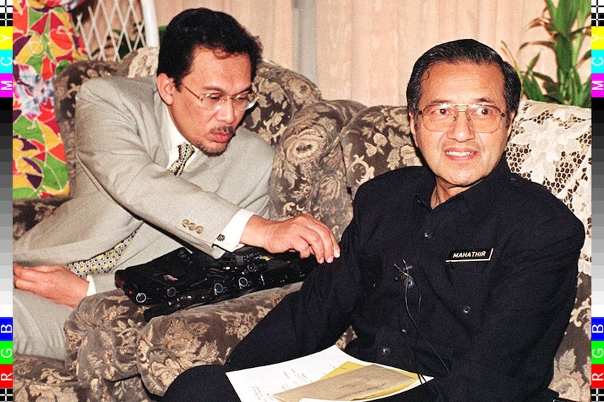 Anwar Ibrahim removes ball of dust from Mahathir Mohamad's sleeve