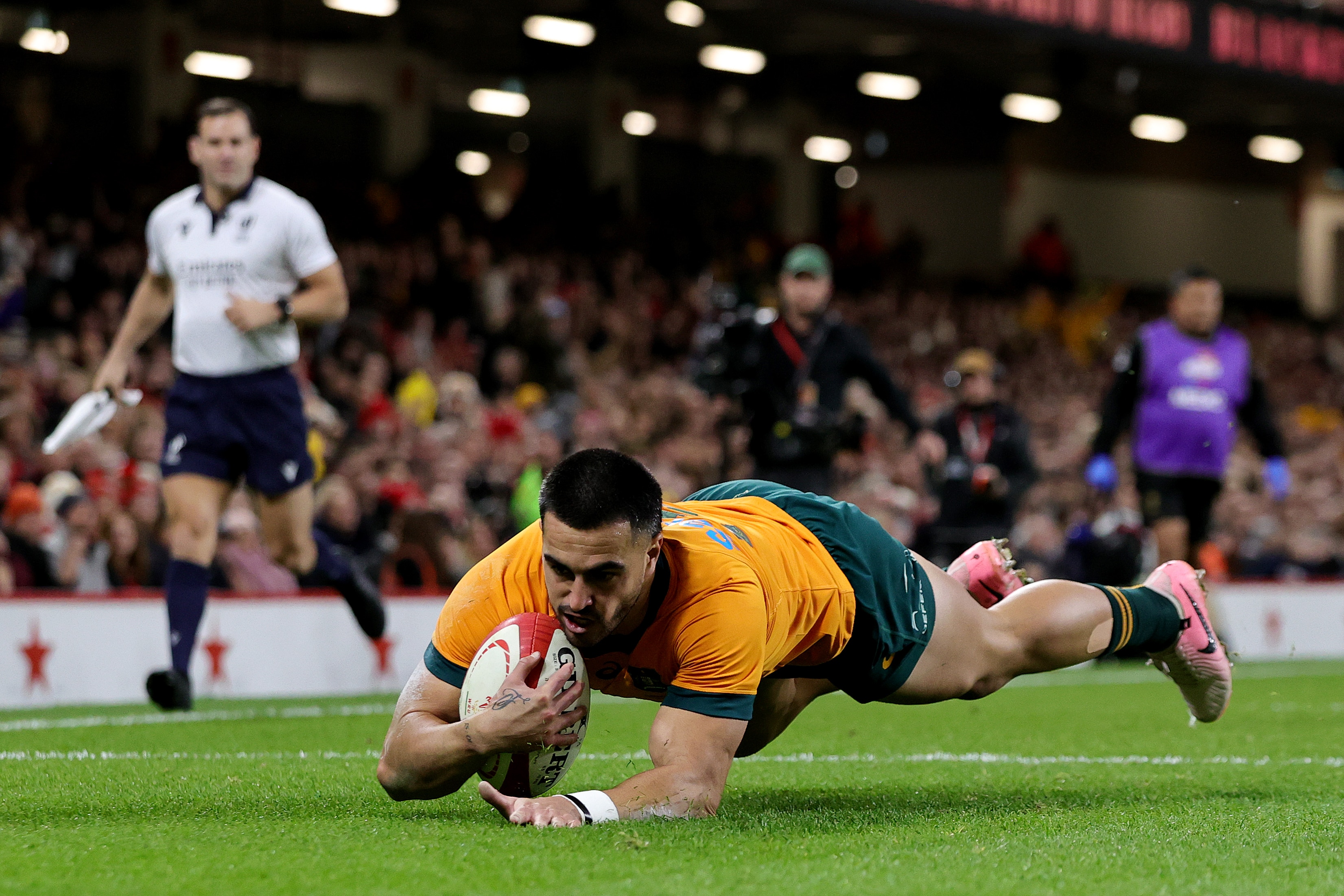 Tom Wright se sumerge sobre la línea