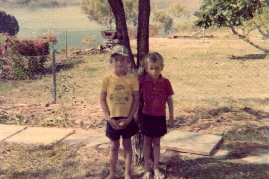 Une vieille photo de deux enfants avec le lac derrière