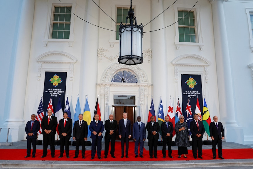Prezydent USA Joe Biden stoi z przywódcami ze szczytu amerykańskich wyspiarskich państw Pacyfiku.