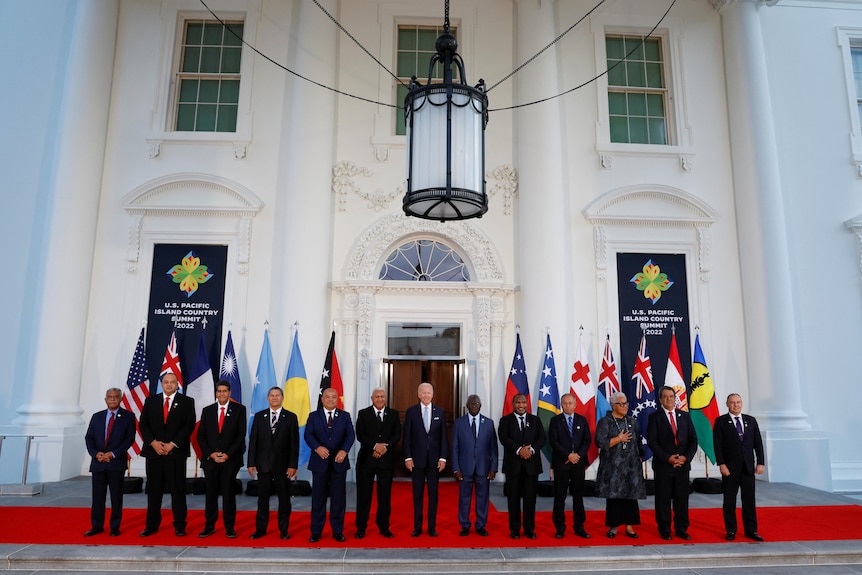 美国总统乔·拜登与美国-太平洋岛国峰会领导人合影。