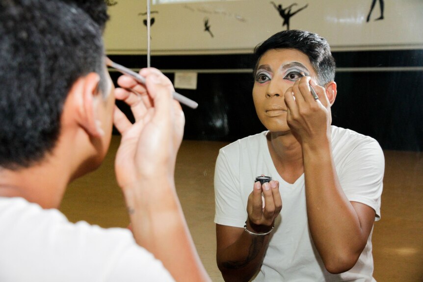 Dimas Adiputra applying make-up