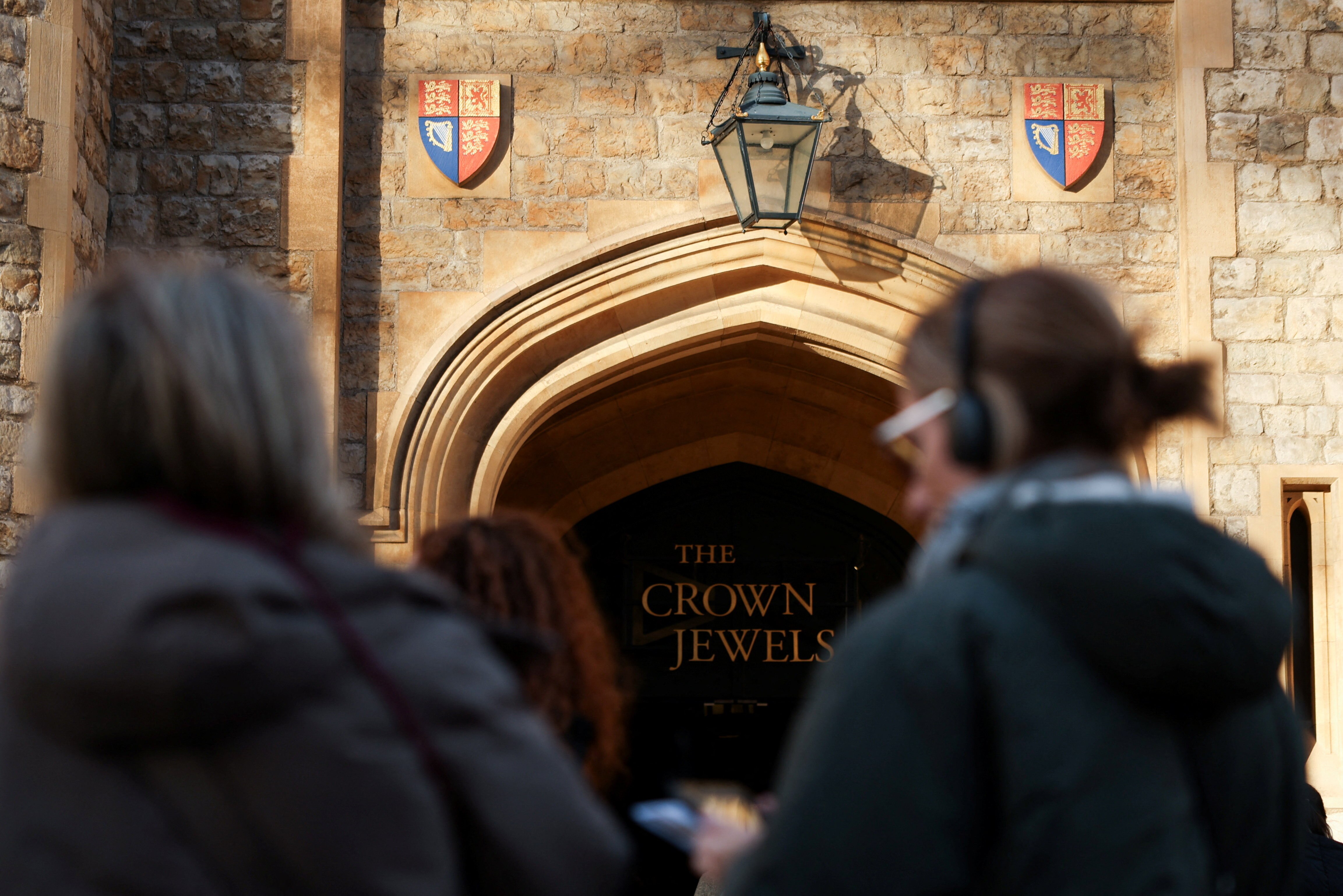 Entrada a un antiguo edificio de piedra con la inscripción 