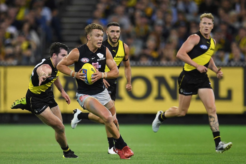 Carlton's Patrick Cripps (2L) in action against Richmond at the MCG on March 22, 2018.