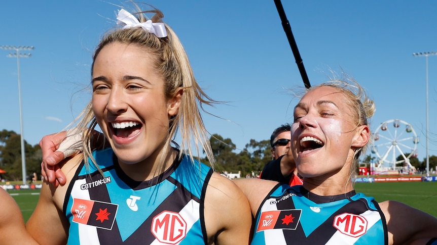 Amelie Borg sings the Port Adelaide theme song alongside Erin Phillips and Justine Mules
