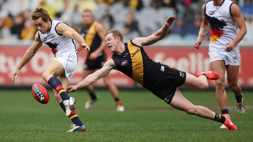 Douglas and Riewoldt scrap for the ball