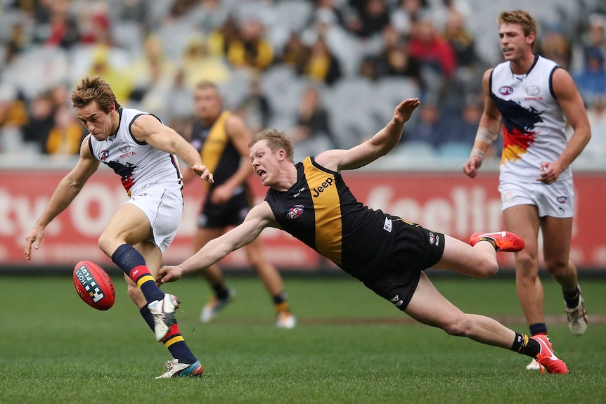 Douglas and Riewoldt scrap for the ball