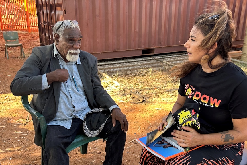 Senator Thorpe sits across from Aboriginal elder in remote community