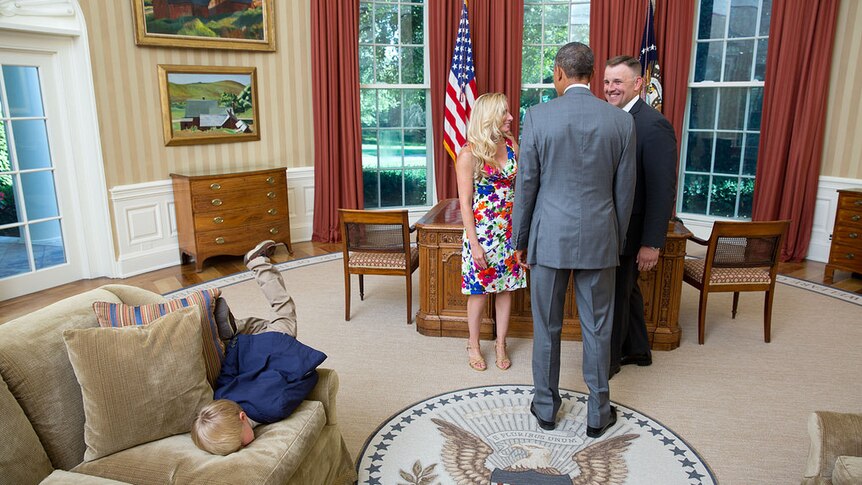 Kid face-plants in Oval Office while President Barack Obama talks to parents