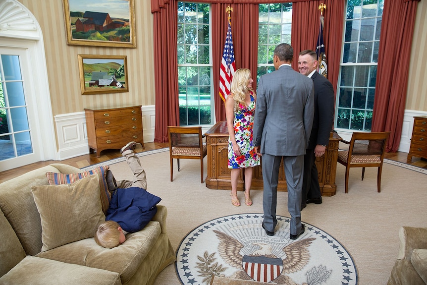 Kid face-plants in Oval Office while President Barack Obama talks to parents