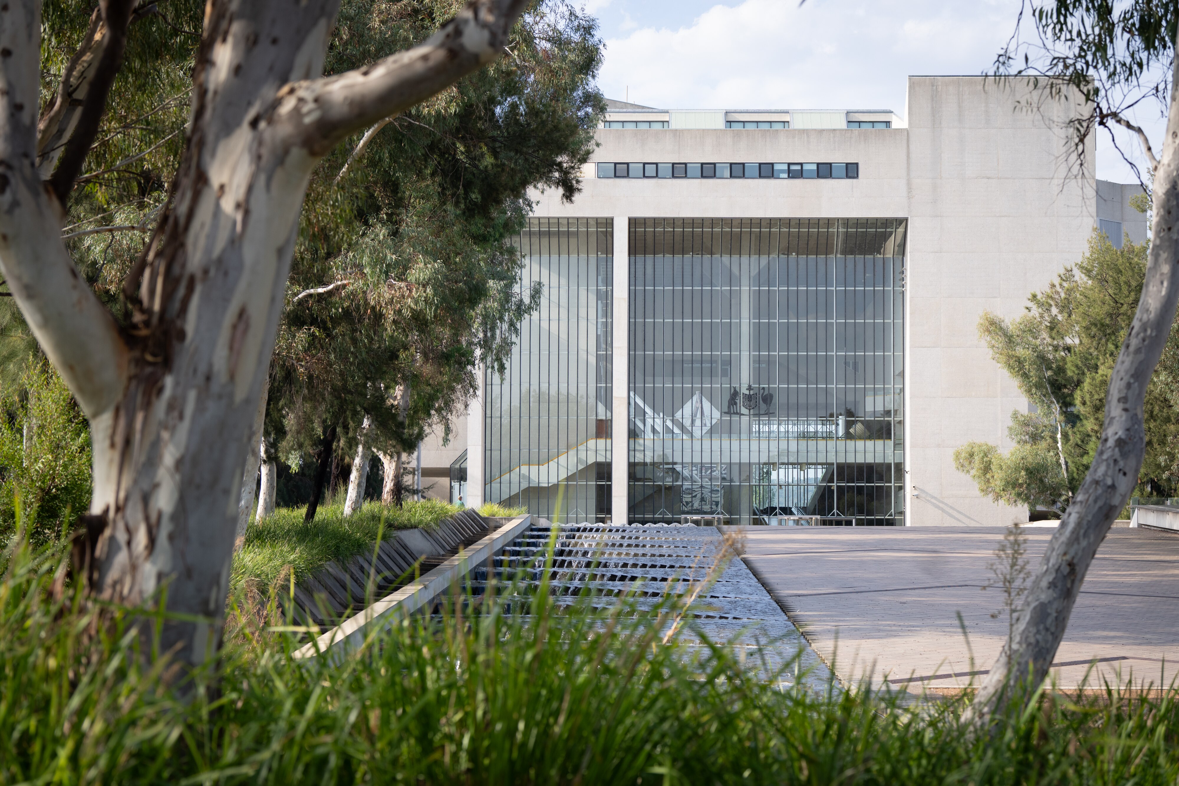 Do lado de fora de um moderno edifício judicial.