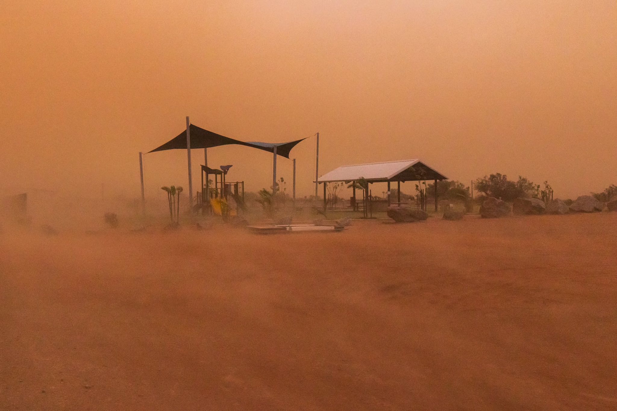 WA town covered in flying dust as storm passes through