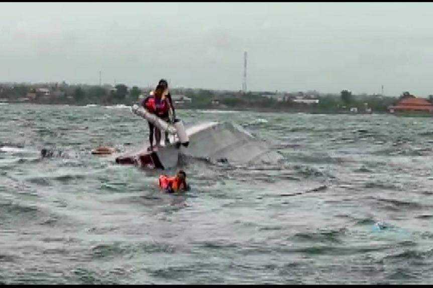 Rescue in Bali after boat sinks