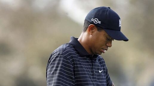 Tiger Woods texts on his mobile phone