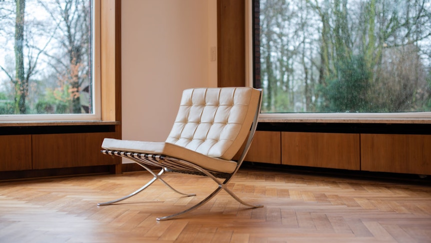 A "Barcelona" armchair (Ludwig Mies van der Rohe)