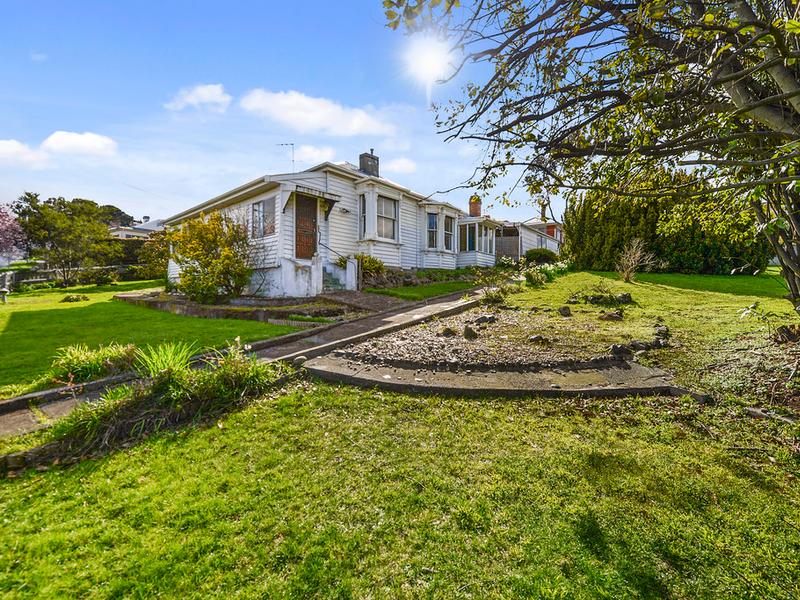 Asbestos fears fuel anger over demolition of heritagelisted house in