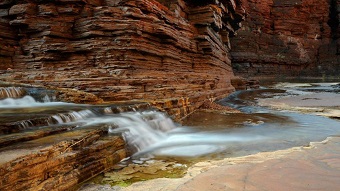 A close up of the Karijini gorge and the water running through.
