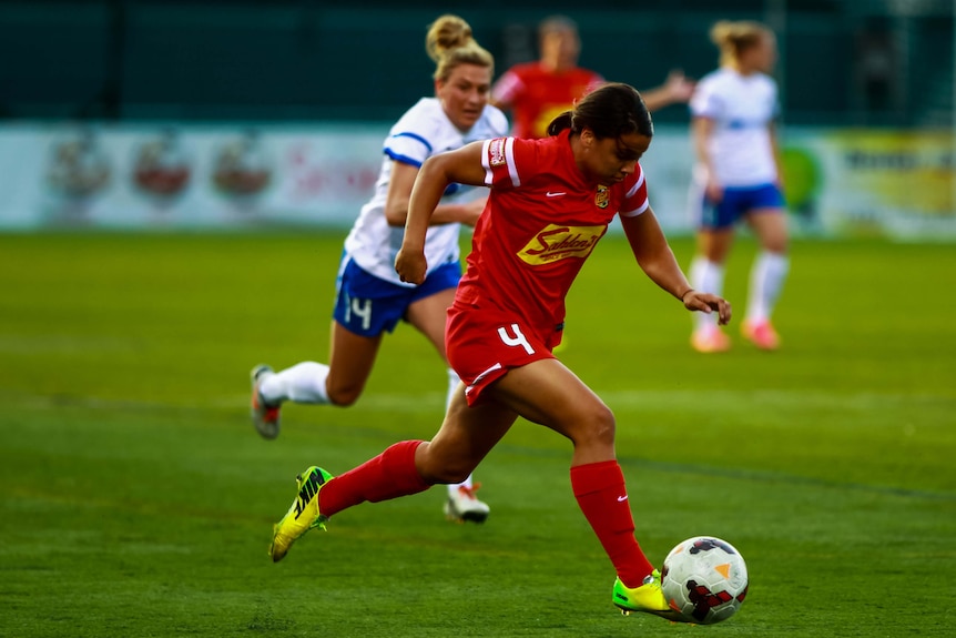 Sam Kerr charging towards goal