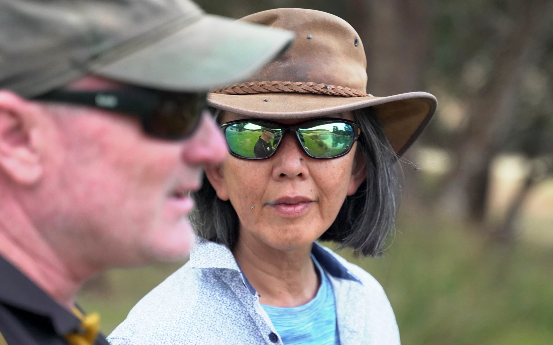 Un hombre y una mujer con sombreros y gafas de sol.
