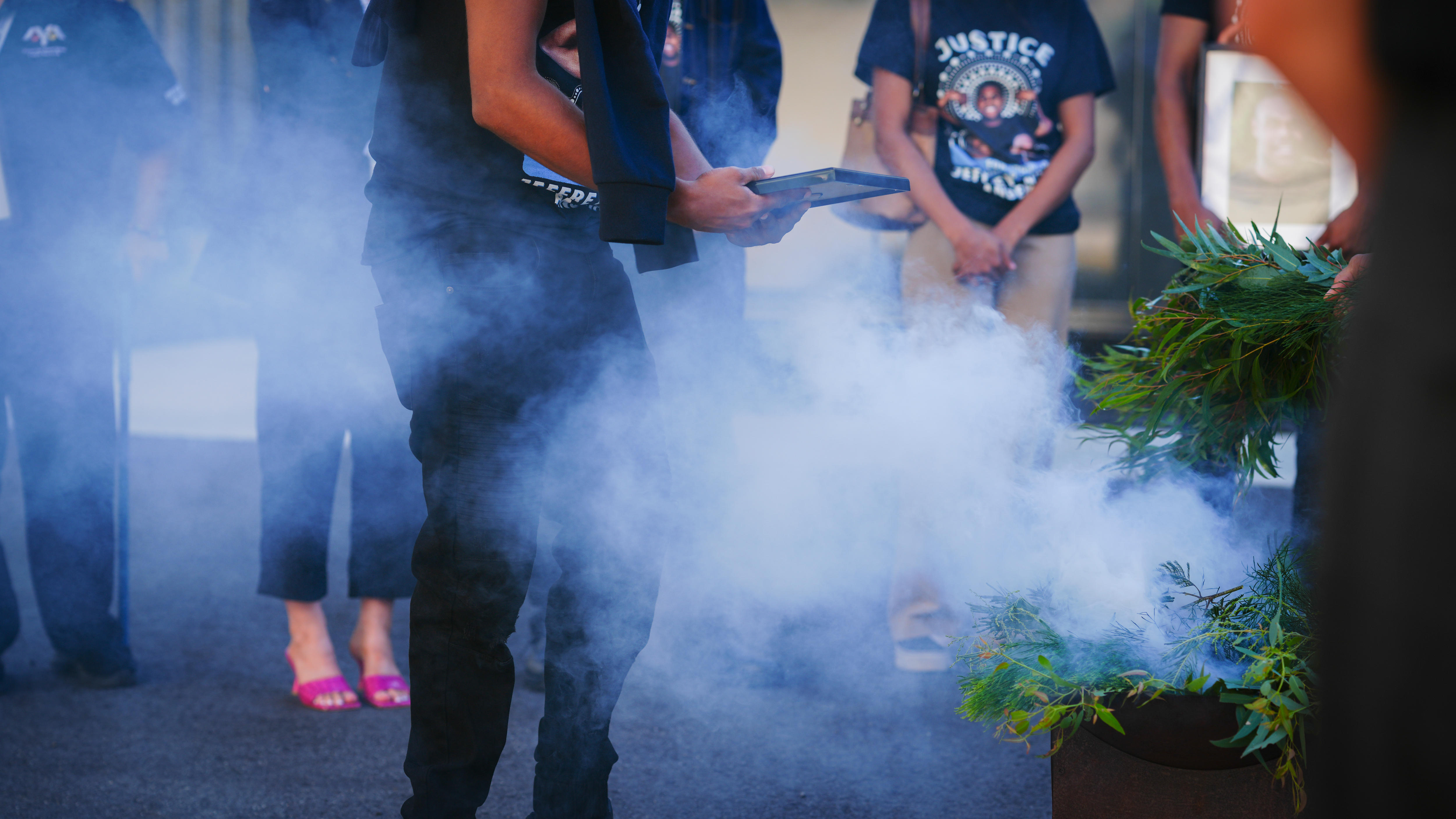 Humo y hojas humeantes junto a un retrato de Jeffrey Winmar.