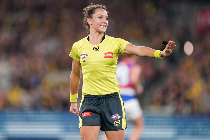 AFL urged to invest in umpires as participation numbers dwindle at