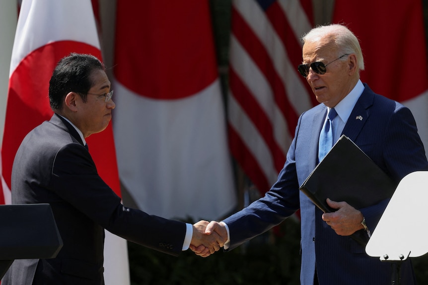 President Biden shakes hands with Prime Minister Kashida 