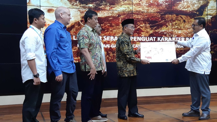 Penyerahan replika gambar cadas di gua Kalimantan kepada Menteri Pendidikan RI (8/11/2018).