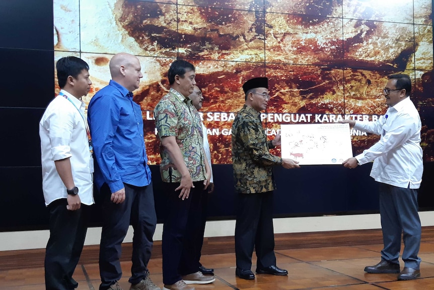 Penyerahan replika gambar cadas di gua Kalimantan kepada Menteri Pendidikan RI (8/11/2018).